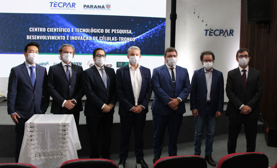 O Instituto de Tecnologia do Paraná (Tecpar) assinou nesta sexta-feira (03) acordo, junto a um consórcio de laboratórios e núcleos de pesquisa, para a formalização do Centro Científico e Tecnológico de Pesquisa, Desenvolvimento e Inovação de Células-Tronco.