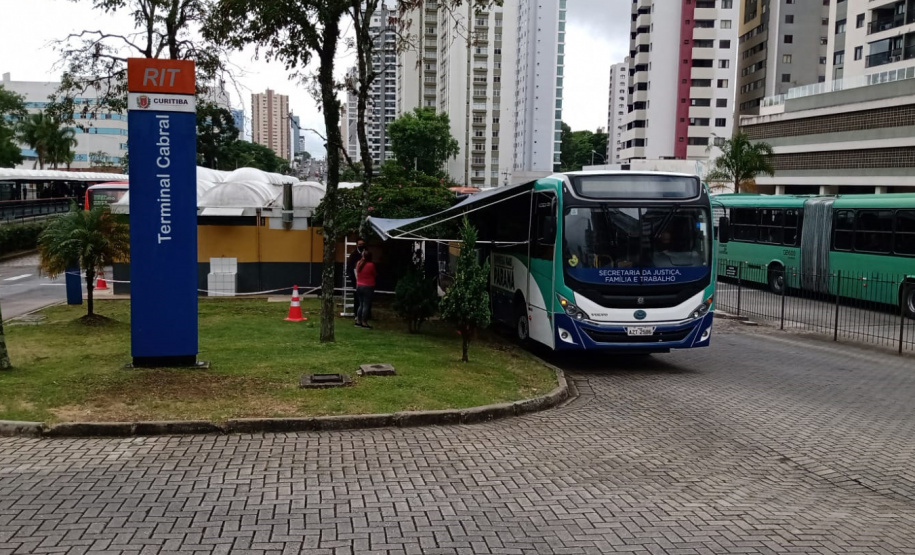 O ônibus itinerante da Agência do Trabalhador de Curitiba estará percorrendo nas próximas duas semanas os bairros da capital paranaense levando oportunidade de emprego.