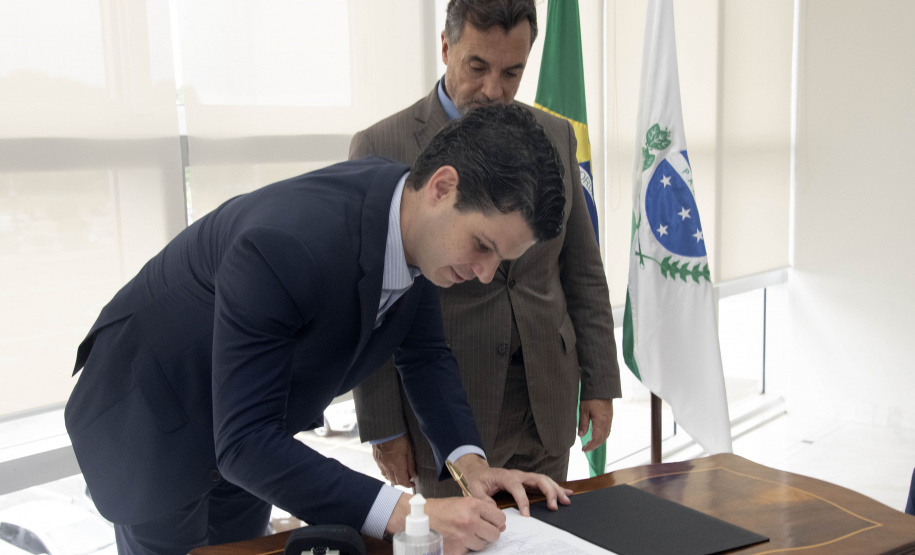 Copel inaugura eletroposto na sede do Tribunal de Justiça do Paraná, em Curitiba