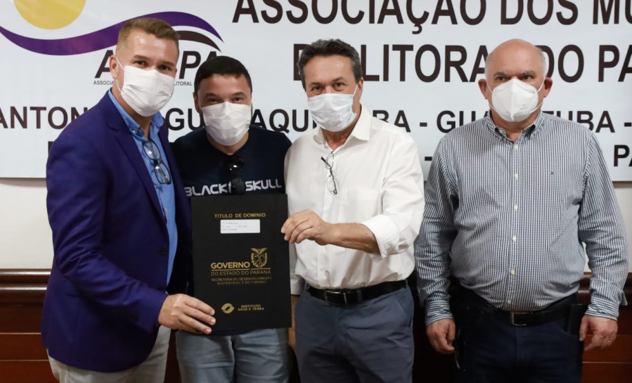 Governo do Estado entrega títulos de domínio para regularização de imóveis no Litoral