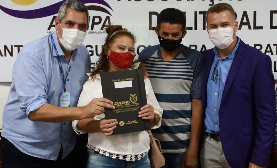 Governo do Estado entrega títulos de domínio para regularização de imóveis no Litoral