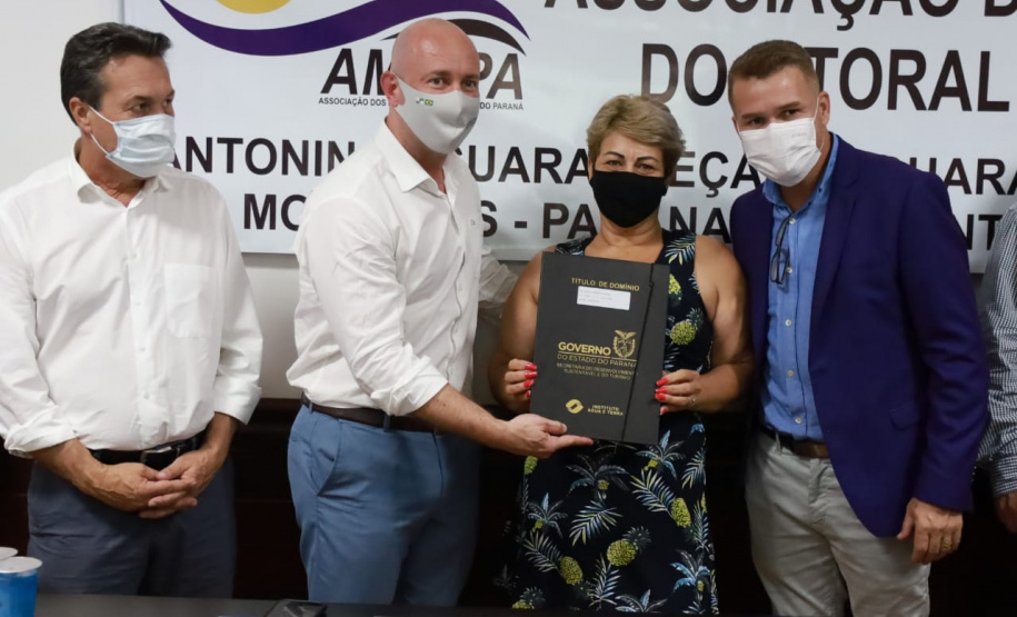 Governo do Estado entrega títulos de domínio para regularização de imóveis no Litoral