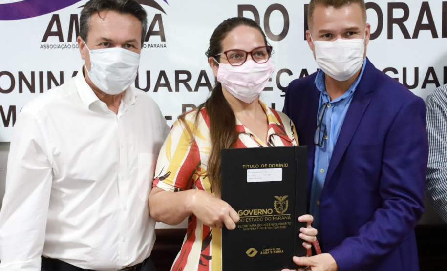 Governo do Estado entrega títulos de domínio para regularização de imóveis no Litoral