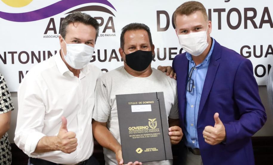 Governo do Estado entrega títulos de domínio para regularização de imóveis no Litoral