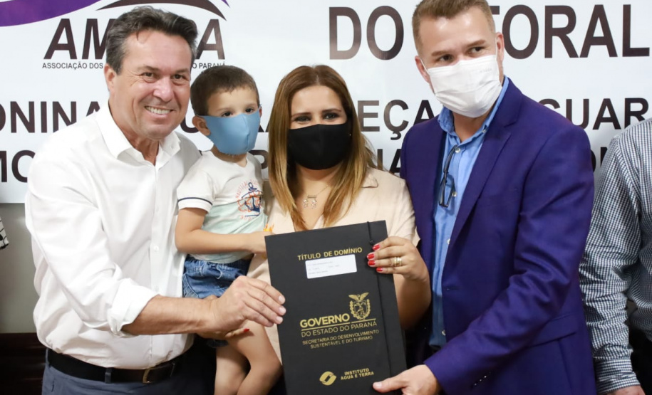 Governo do Estado entrega títulos de domínio para regularização de imóveis no Litoral