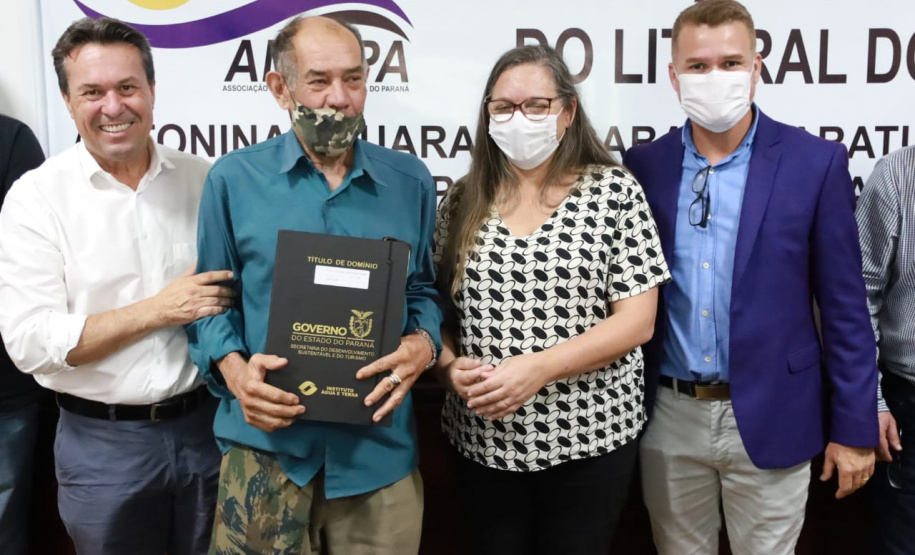 Governo do Estado entrega títulos de domínio para regularização de imóveis no Litoral