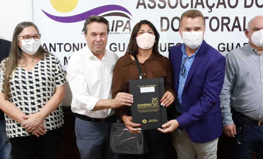 Governo do Estado entrega títulos de domínio para regularização de imóveis no Litoral