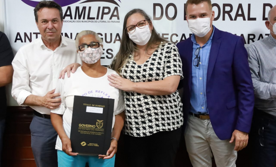 Governo do Estado entrega títulos de domínio para regularização de imóveis no Litoral