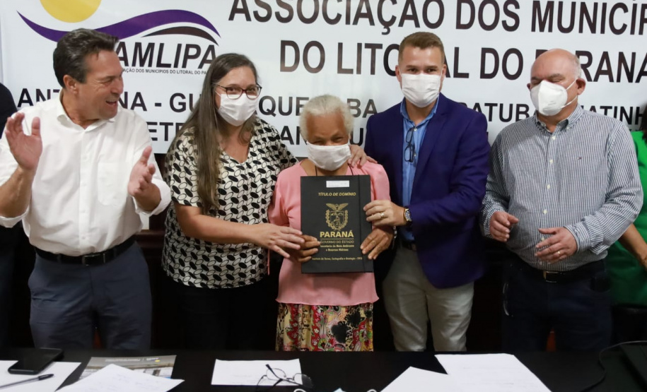 Governo do Estado entrega títulos de domínio para regularização de imóveis no Litoral