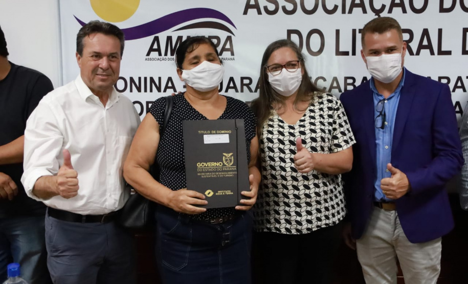 Governo do Estado entrega títulos de domínio para regularização de imóveis no Litoral