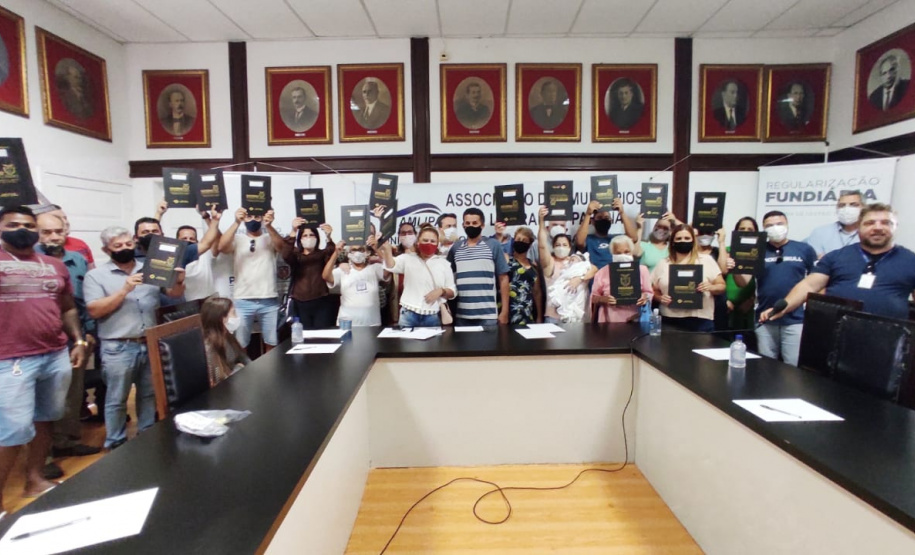 Governo do Estado entrega títulos de domínio para regularização de imóveis no Litoral