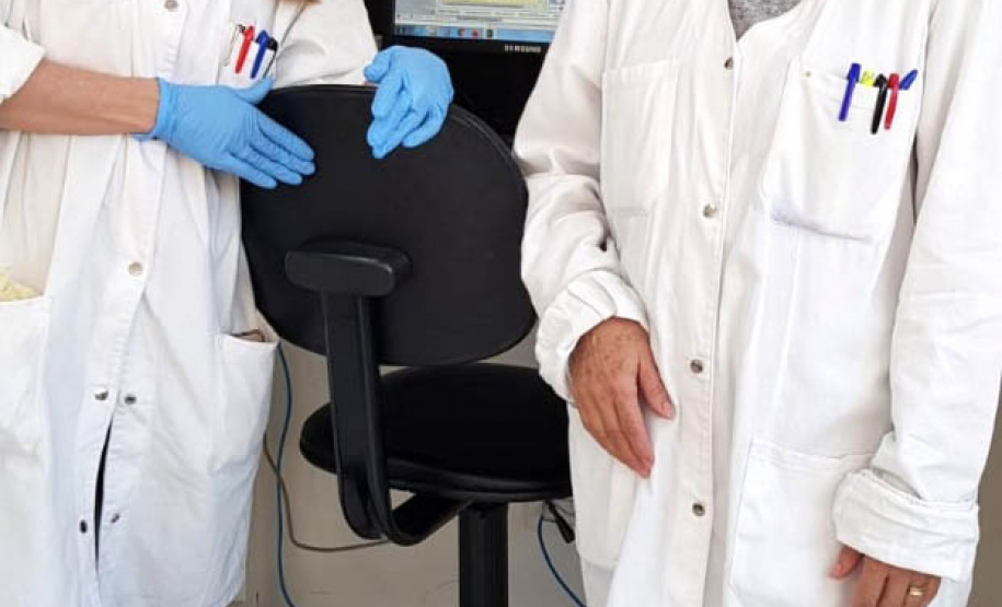 O Centro de Diagnóstico Marcos Enrietti (CDME), da Agência de Defesa Agropecuária do Paraná (Adapar), é o primeiro laboratório da Rede Nacional de Agricultura a utilizar o PCR em Tempo Real (qPCR) para diagnóstico da raiva em herbívoros como rotina. A tecnologia substitui o uso de animais para isolamento do vírus na prova confirmatória e possibilita diagnóstico mais preciso e em menos tempo, entre outras vantagens. Na foto, médica veterinária Maria Constanza Rodriguez (E), e a  médica veterinária Maria A.