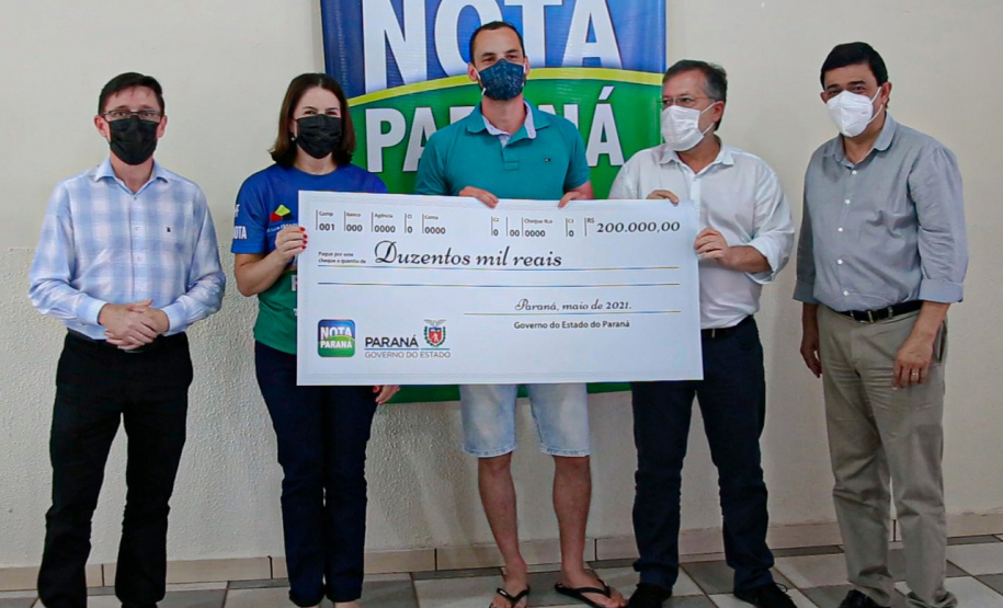 Fazenda entrega prêmio máximo do Nota Paraná para aposentada de Curitiba
