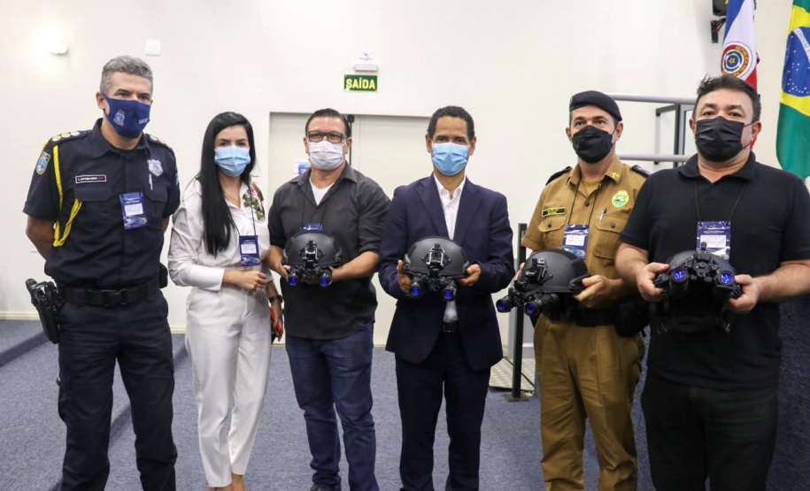 Policiais da região de fronteira recebem 32 viaturas, capacetes e binóculos