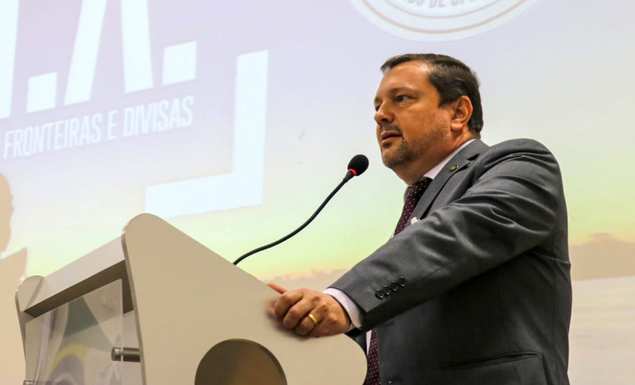 Policiais da região de fronteira recebem 32 viaturas, capacetes e binóculos