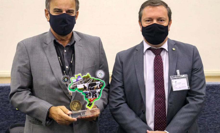 Policiais da região de fronteira recebem 32 viaturas, capacetes e binóculos