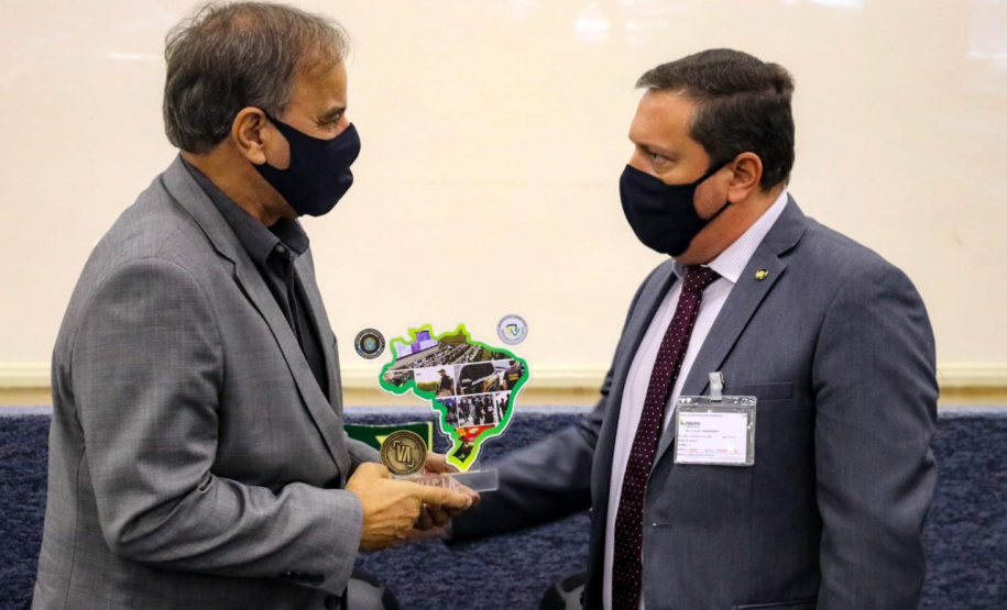 Policiais da região de fronteira recebem 32 viaturas, capacetes e binóculos