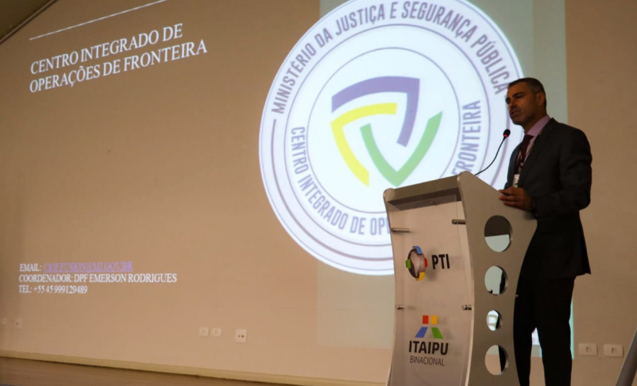 Policiais da região de fronteira recebem 32 viaturas, capacetes e binóculos