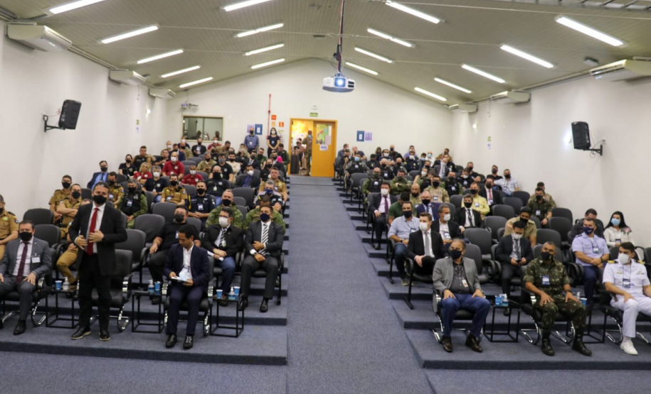 Policiais da região de fronteira recebem 32 viaturas, capacetes e binóculos