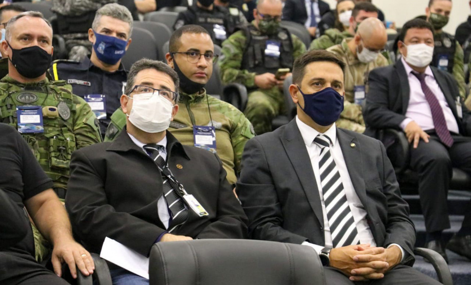 Policiais da região de fronteira recebem 32 viaturas, capacetes e binóculos