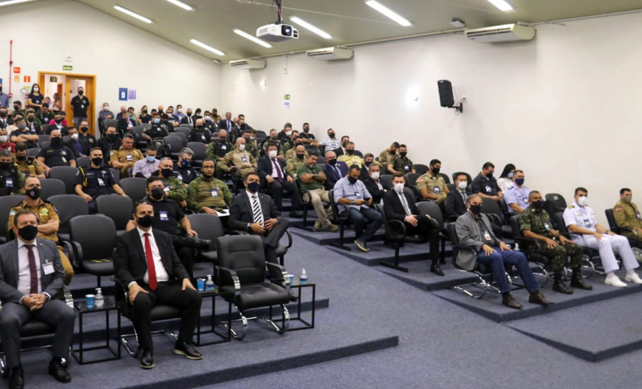 Policiais da região de fronteira recebem 32 viaturas, capacetes e binóculos