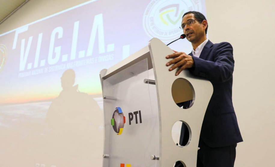 Policiais da região de fronteira recebem 32 viaturas, capacetes e binóculos