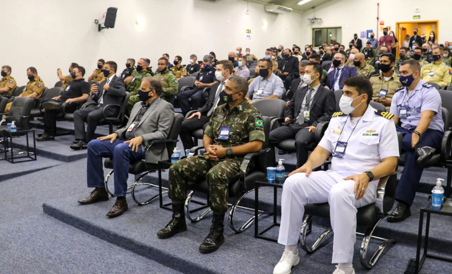 Policiais da região de fronteira recebem 32 viaturas, capacetes e binóculos