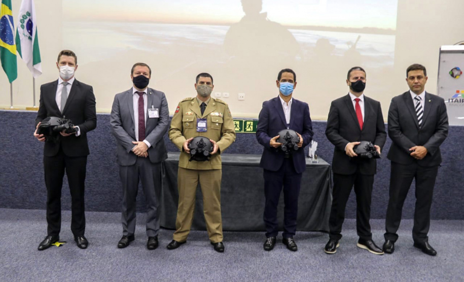 Policiais da região de fronteira recebem 32 viaturas, capacetes e binóculos