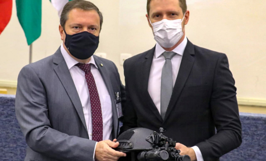 Policiais da região de fronteira recebem 32 viaturas, capacetes e binóculos