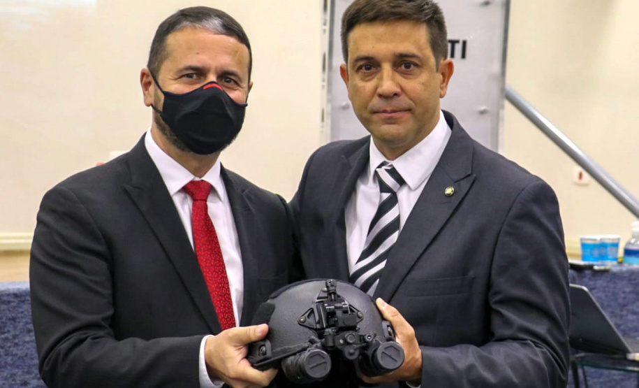 Policiais da região de fronteira recebem 32 viaturas, capacetes e binóculos