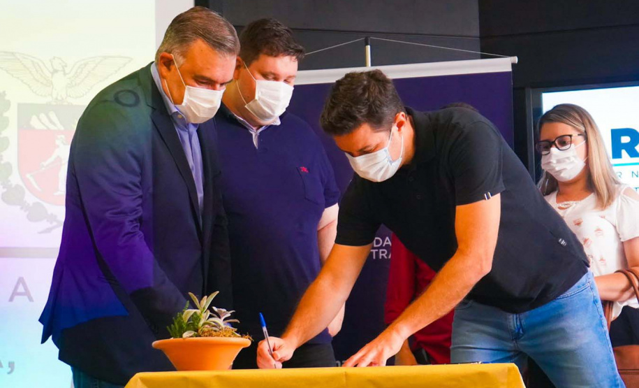 Em evento, Estado entrega cartões Comida Boa para os 29 municípios da RMC