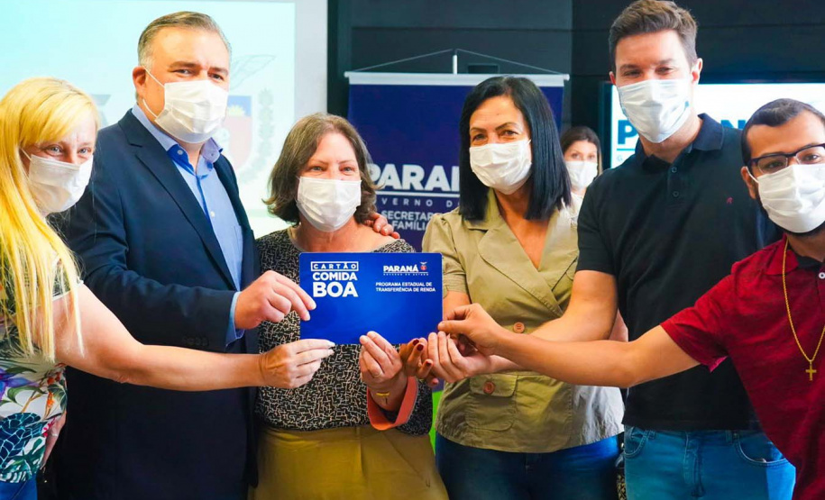 Em evento, Estado entrega cartões Comida Boa para os 29 municípios da RMC