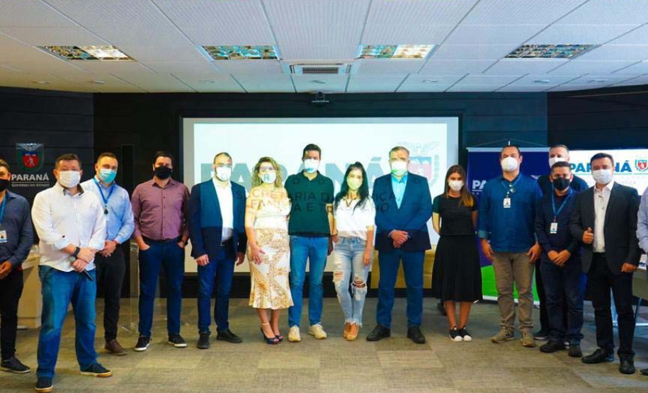 Em evento, Estado entrega cartões Comida Boa para os 29 municípios da RMC