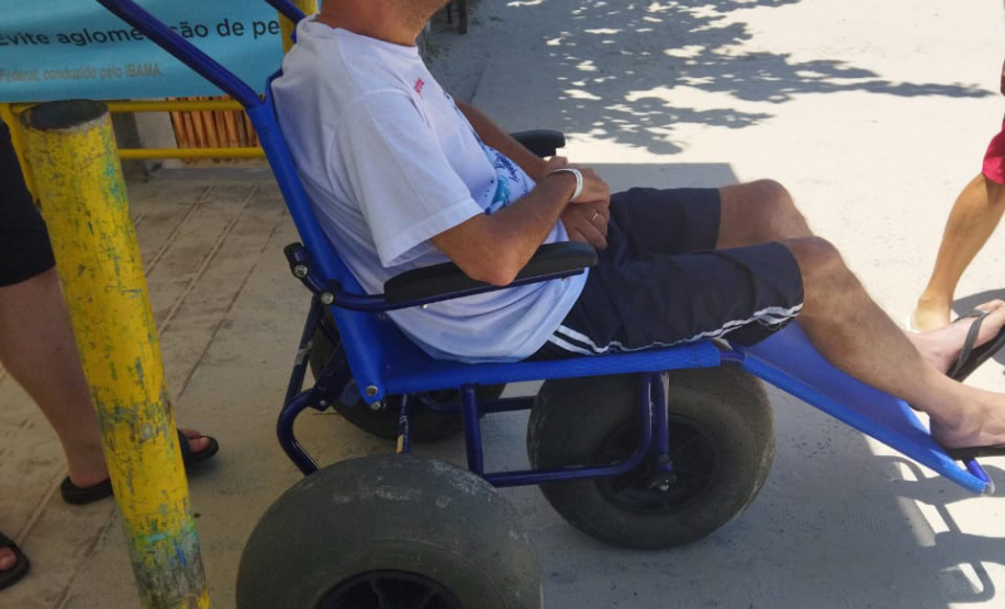 Reserva de cadeira anfíbia do IAT permite retorno de ex-atleta para a Ilha do Mel