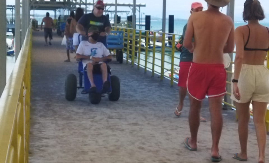 Reserva de cadeira anfíbia do IAT permite retorno de ex-atleta para a Ilha do Mel