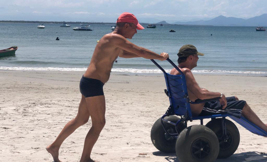 Reserva de cadeira anfíbia do IAT permite retorno de ex-atleta para a Ilha do Mel