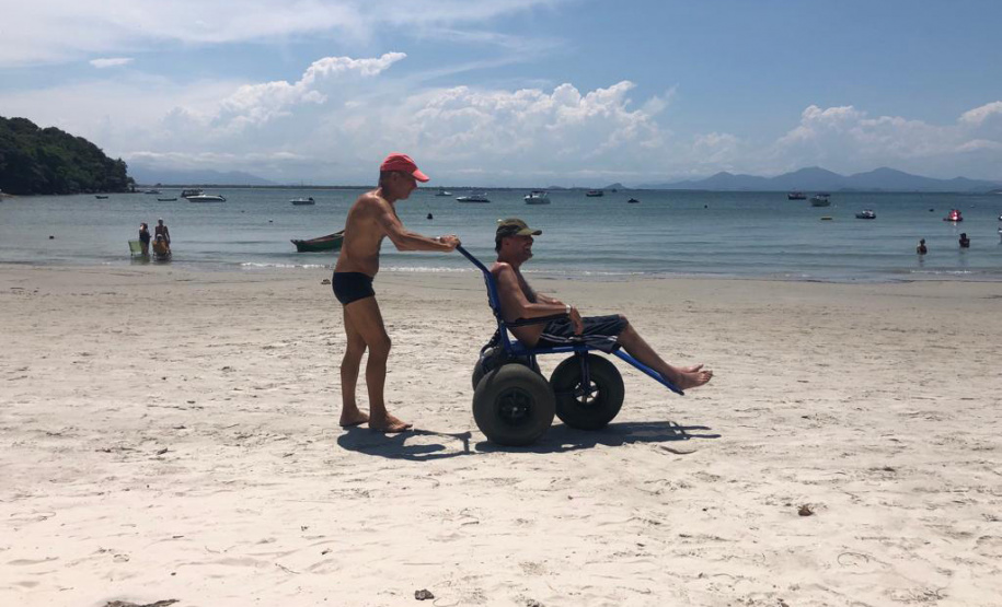 Reserva de cadeira anfíbia do IAT permite retorno de ex-atleta para a Ilha do Mel