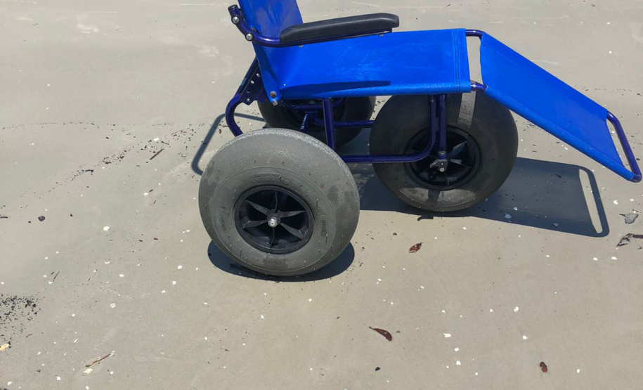 Reserva de cadeira anfíbia do IAT permite retorno de ex-atleta para a Ilha do Mel