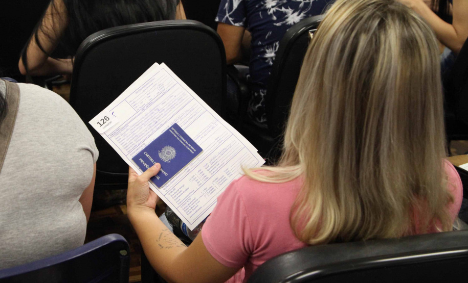 Agências do Trabalhador do Paraná começam a semana com 8.221 vagas de emprego com carteira assinada