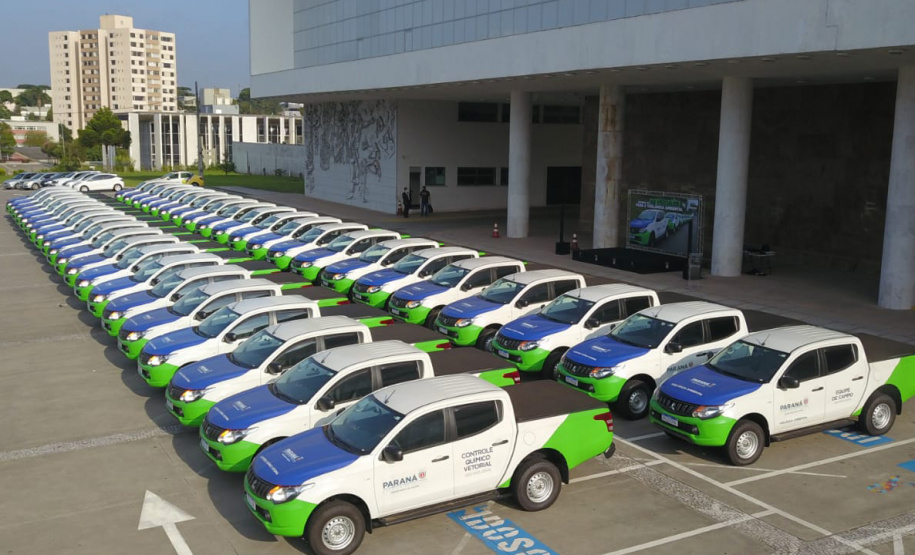 Governador Carlos Massa Ratinho Junior entrega veículos para a Vigilância Ambiental.