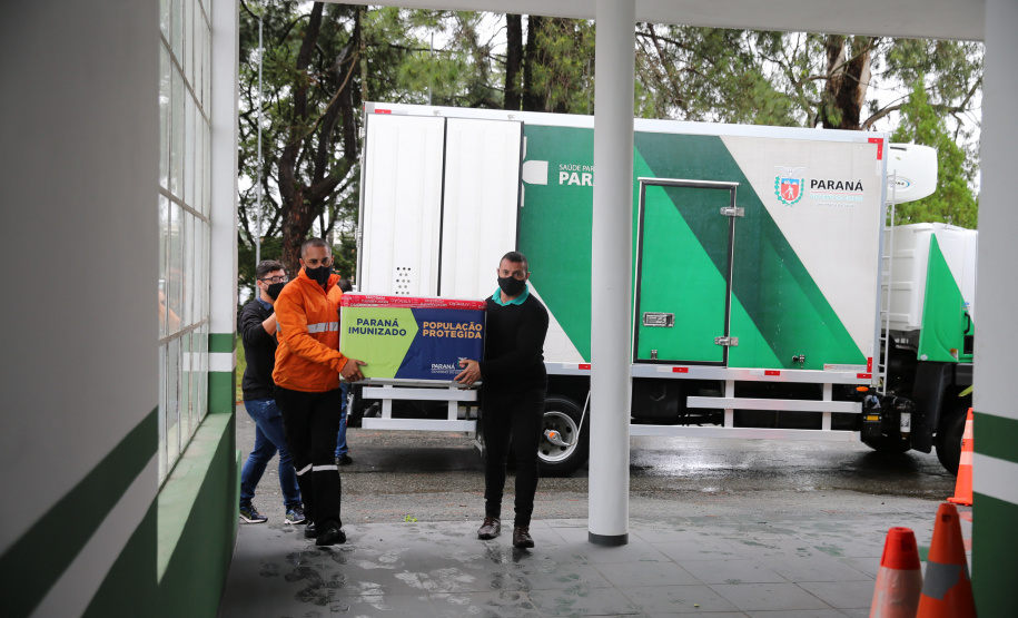Logística e distribuição de 21 milhões de imunizantes acelerou a vacinação contra a Covid-19 no Paraná