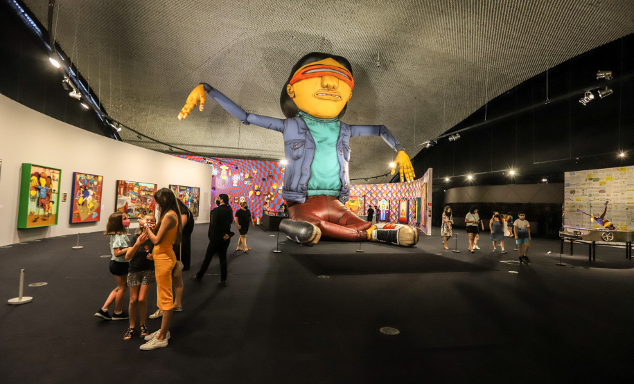 Promovida pelo MON, exposição “OSGEMEOS: Segredos” alcança 100 mil visitantes