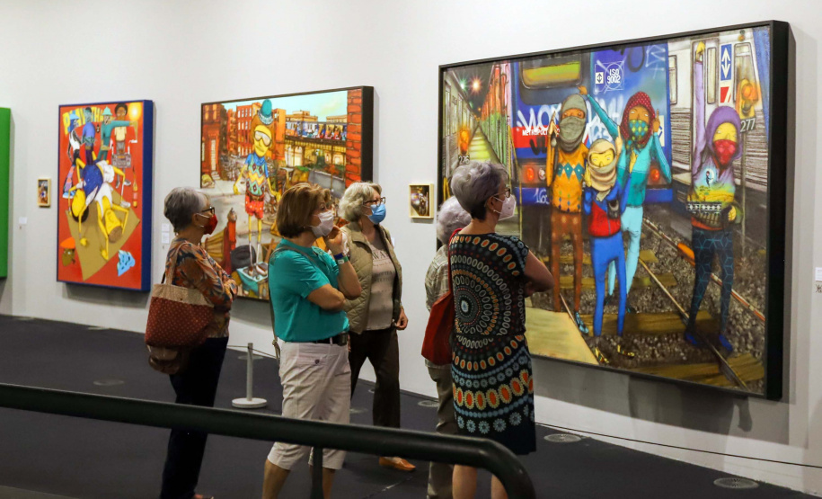 Promovida pelo MON, exposição “OSGEMEOS: Segredos” alcança 100 mil visitantes