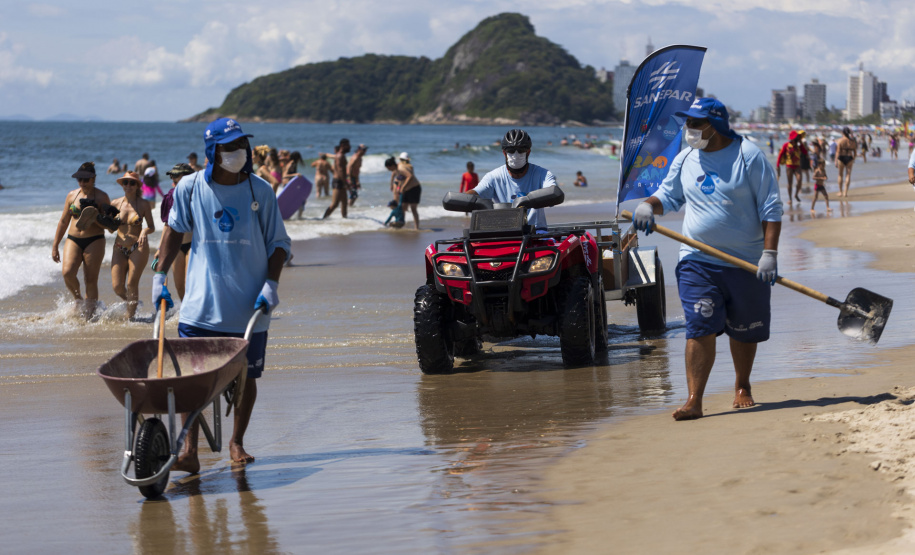 Sanepar retira mais de 23 toneladas de lixo da orla na virada do ano