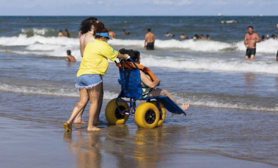 Serviços de cadeiras anfíbias e passarelas no Litoral tornam a praia mais acessível