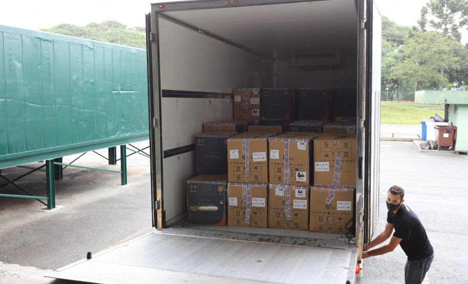 O Paraná recebe 735,9 mil vacinas contra Covid-19 nesta terça-feira (18), o novo lote para dose de reforço está no Centro de Medicamentos do Paraná (Cemepar), em Curitiba. Foto: Geraldo Bubniak/AEN