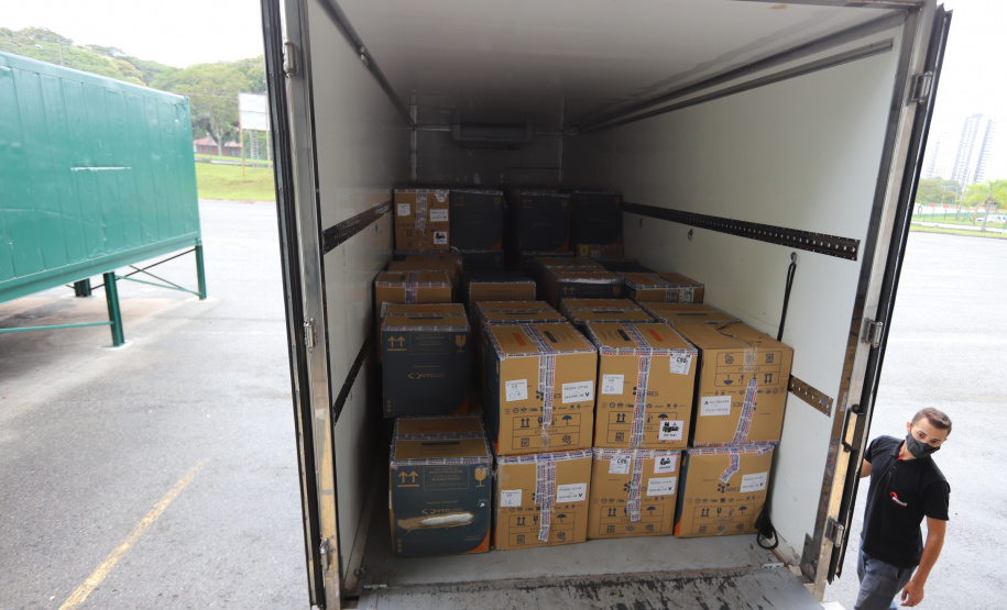 O Paraná recebe 735,9 mil vacinas contra Covid-19 nesta terça-feira (18), o novo lote para dose de reforço está no Centro de Medicamentos do Paraná (Cemepar), em Curitiba. Foto: Geraldo Bubniak/AEN