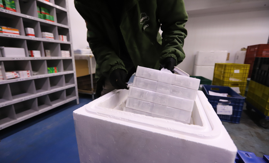 O Paraná recebe 735,9 mil vacinas contra Covid-19 nesta terça-feira (18), o novo lote para dose de reforço está no Centro de Medicamentos do Paraná (Cemepar), em Curitiba. Foto: Geraldo Bubniak/AEN