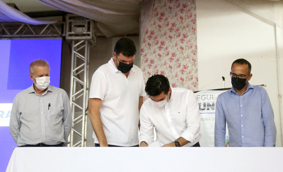 Governo do Estado entrega títulos de regularização fundiária a 535 famílias de Pitanga