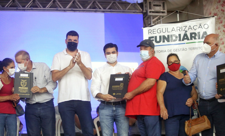 Governo do Estado entrega títulos de regularização fundiária a 535 famílias de Pitanga